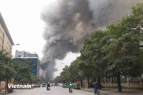 Vụ cháy xảy ra khoảng 14 giờ 20 ngày 31/3, tại khu vực chợ Quang (Thanh Liệt, Thanh Trì, Hà Nội) với cột khói đen bốc lên nghi ngút. (Ảnh: CTV/Vietnam+) 
