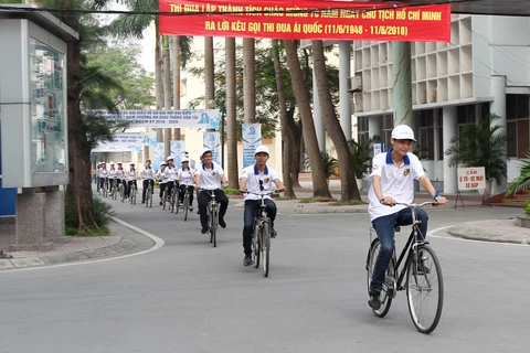Sinh viên Đại học Giao thông Vận tải đạp xe tuyên truyền, kêu gọi xây dựng thành phố an toàn cho trẻ em gái (Ảnh: Plan International Việt Nam) 