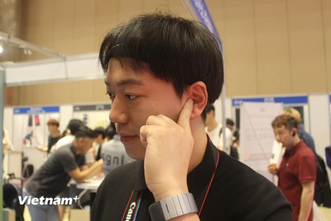 Sgnl- mẫu đồng hồ thông minh đầu tiên cho phép đàm thoại thông qua ngón tay là sản phẩm của một doanh nghiệp Startup "tí hon" đến từ Hàn Quốc (Ảnh: PV/Vietnam+) 
