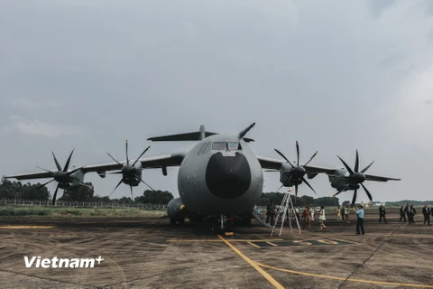 ‘Siêu máy bay vận tải’ A400M tại sận bay Nội Bài (Ảnh: Sơn Bách/Vietnam+) 