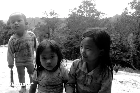 Những đứa trẻ bị bỏ lại nơi góc núi sẽ đối mặt với những rủi ro khó lường (Ảnh: Sơn Bách/Vietnam+) 