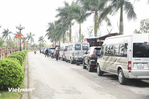 Từ chiều 14 tháng Giêng, nhiều phương tiện đã xếp hàng dài trước khu vực cửa đền Trần (Ảnh: PV/Vietnam+) 