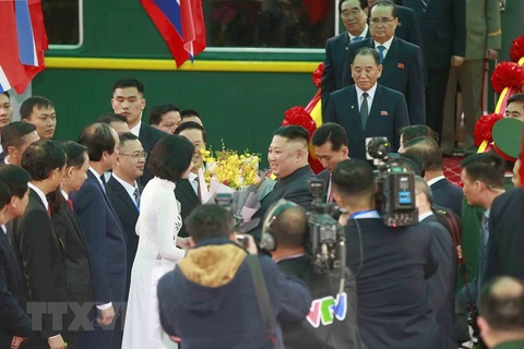 Thu Uyên tặng hoa cho Chủ tịch Triều Tiên Kim Jong-un sáng 26/2 (Ảnh: Doãn Tấn/TTXVN) 