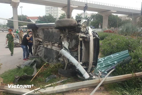 Chiếc Mercedes nằm lật nghiêng sau khi gây tai nạn (Ảnh: Vietnam+) 