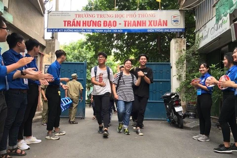 Các thí sinh hồ hởi rời khỏi điểm trường THPT Trần Hưng Đạo (Ảnh: Sơn Bách/Vietnam+) 