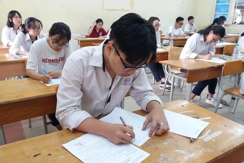 Các thí sinh tại điểm thi THPT Việt Đức (Ảnh: Phạm Mai/Vietnam+)