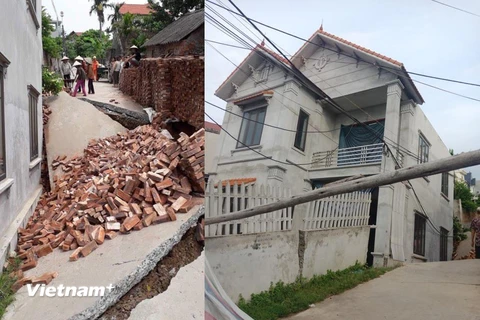 Hình ảnh con đường bị sụt sâu xuống 3-4m cùng ngôi nhà bị lún (Ảnh: Nguyễn Kim Tuấn/Vietnam+) 