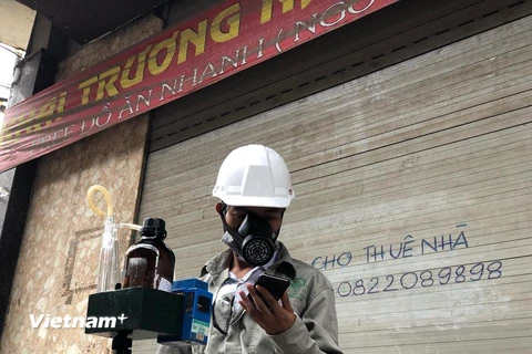 Kỹ sư lấy mẫu, đo đạc tại Hạ Đình sáng 30/8. (Ảnh: Sơn Bách/Vietnam+) 