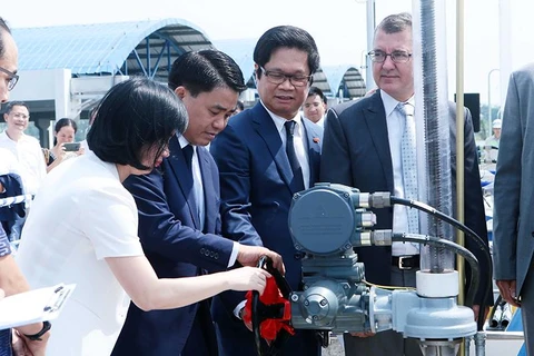Chủ tịch Ủy ban nhân dân thành phố Hà Nội Nguyễn Đức Chung mở van nhận nước để chính thức khánh thành giai đoạn 1 dự án Nhà máy nước mặt sông Đuống. 