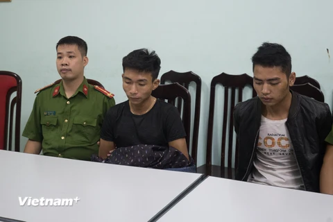 Hai nghi phạm trong vụ giết nam sinh 18 tuổi lái xe Grab tại cơ quan công an đêm 30/9. (Ảnh: PV/Vietnam+)
