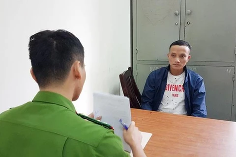 Cảnh sát lấy lời khai Nguyễn Mạnh Quyết. (Ảnh: CTV) 