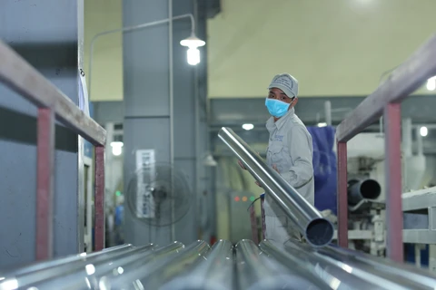 Ống được sản xuất từ nguyên liệu nhựa nguyên sinh tại nhà máy của Cúc Phương ở Văn Giang, Hưng Yên. (Ảnh: PV/Vietnam+) 