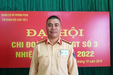 Trung tá Vũ Xuân Hà Thái được Phó Thủ tướng Chính Phủ Trương Hòa Bình biểu dương vì hành động dũng cảm. (Ảnh: PV) 