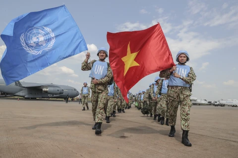 Cờ Việt Nam tung bay khi thực hiện nhiệm vụ gìn giữ hòa bình tại Nam Sudan. 