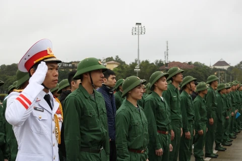 Các thanh niên lên đường nhập ngũ năm 2020 của quận Hoàng Mai làm lễ báo công dâng Bác. (Ảnh: PV/Vietnam+) 