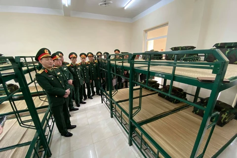 Đoàn công tác Bộ Tư lệnh Thủ đô kiểm tra địa điểm sẽ đón tiếp gần 1.000 người trở về từ vùng dịch. (Ảnh: PV/Vietnam+)