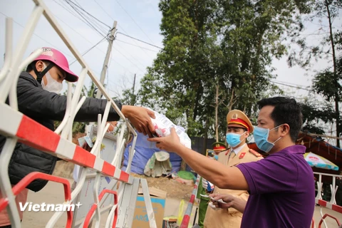 Lực lượng công an tỉnh Vĩnh Phúc tại chốt kiểm soát tại xã Sơn Lôi, Bình Xuyên. (Ảnh: Minh Sơn/Vietnam+) 