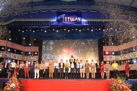 Trao thưởng cho nhà phân phối xuất sắc tại Lễ kỷ niệm một năm thành lập Công ty Con Đường Việt.