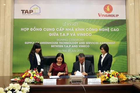 Đại diện VinEco và TAP ký kết hợp đồng