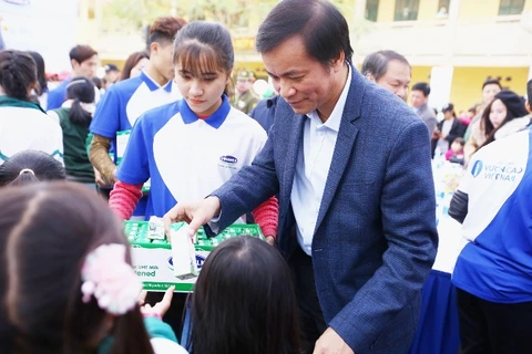 Ông Nguyễn Hạnh Phúc - Ủy viên Ban chấp hành Trung ương Đảng, Chủ nhiệm văn phòng Quốc hội trao tặng sữa cho các em nhỏ tỉnh Hưng Yên. (Ảnh: Xuân Phú, Mạnh Dũng)