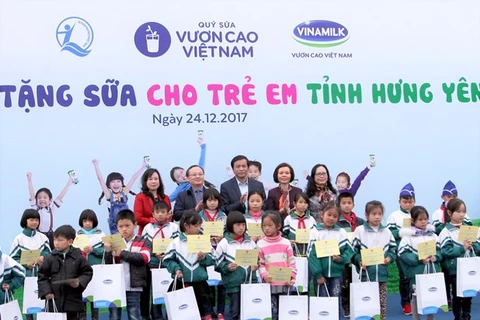 Các Đại biểu trao quà và học bổng cho các em học sinh của trường tiểu học Nhân Hòa, huyện Mỹ Hào, tỉnh Hưng Yên.