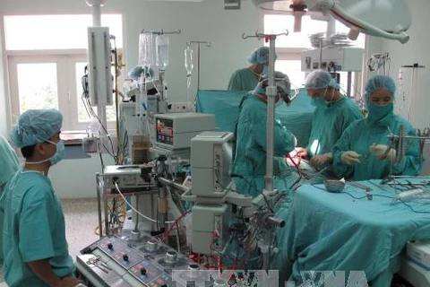 Một ca mổ tại Trung tâm Tim mạch của Bệnh viện Trung ương Huế. Ảnh: Quốc Việt/TTXVN