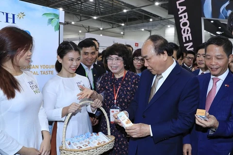 Thủ tướng Chính phủ Nguyễn Xuân Phúc thăm gian hàng của tập đoàn TH tại Hội chợ Food and Hotel Asea và bày tỏ khen ngợi sản phẩm TH true NUT có vị ngọt tự nhiên từ chà là.