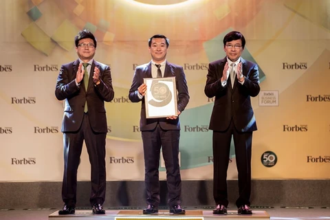 Ông Đỗ Thanh Tuấn – Giám đốc Đối Ngoại Vinamilk trên sân khấu nhận chứng nhận của Lễ vinh danh Top 50 công ty niêm yết tốt nhất Việt Nam.