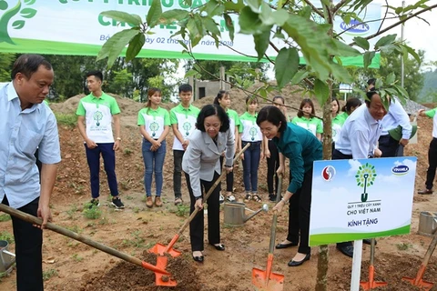 Các đại biểu trồng cây tại khu Di tích lịch sử cấp Quốc gia Nà Tu, tỉnh Bắc Kạn.