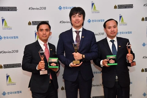 Ông Nguyễn Việt Quang (giữa) –cùng hai đại diện của của tập đoàn TH nhận các giải thưởng Stevie Awards tại London, Anh ngày 20/10.