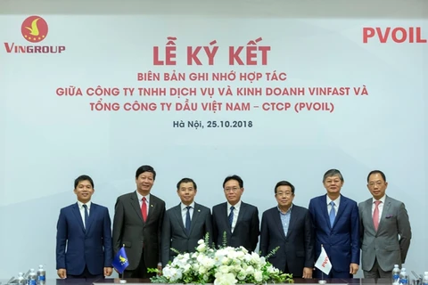 A1, A2: Lãnh đạo Tập đoàn Vingroup, Công ty TNHH Dịch vụ và Kinh doanh VinFast và Lãnh đạo Tổng Công ty Dầu Việt Nam (PV Oil) tham gia Lễ ký kết hợp tác được tổ chức tại Hà Nội sáng 25/10/2018.