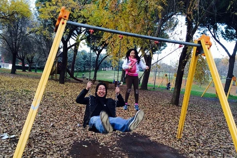 Tác giả - Nhà báo Trương Anh Ngọc và con gái thư giãn tại công viên Tor Tre Teste nằm ngay sau nhà ở phía Đông Roma – Italia (Xích đu dành cho cả người lớn và trẻ em) 