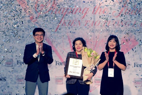Bà Mai Kiều Liên nhận giải thưởng "Thành tựu trọn đời" do Tạp chí Forbes Việt Nam trao tặng