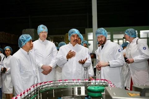 Đại sứ Daniel J. Kritenbrink và ông Nguyễn Quốc Khánh - Giám đốc Điều hành Vinamilk trao đổi về sản phẩm của Vinamilk khi tham quan nhà máy sữa Vinamilk Nghệ An.