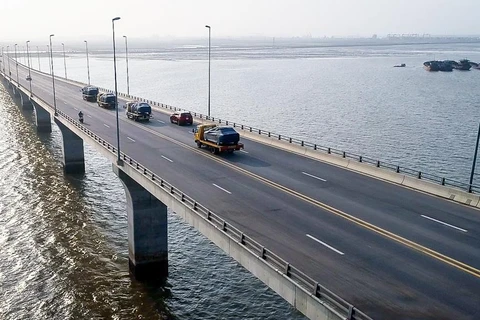 Dàn xe VinFast được vận chuyển qua cầu vượt biển Tân Vũ - Lạch Huyện (Hải Phòng)