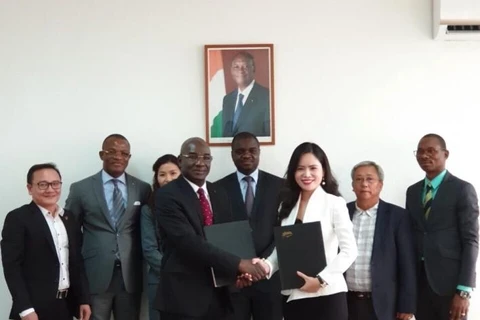 Tổng Giám đốc Hội đồng Bông và Điều Bờ Biển Ngà Coulibaly và Phó Tổng Giám đốc Tập đoàn T&T Group Nguyễn Thị Thanh Bình ký kết thỏa thuận hợp tác chiến lược tại Abidjan vào tháng 12/2018