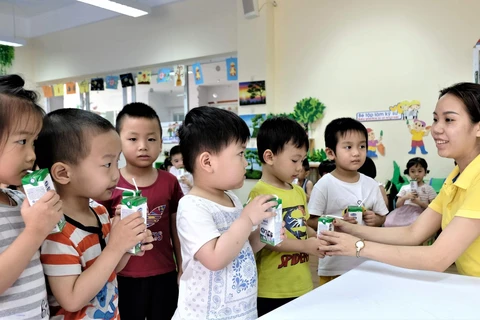 Theo mục tiêu của đề án sữa học đường đến hết năm 2020 có khoảng 1,2 triệu trẻ mầm non và tiểu học ở Hà Nội được uống sữa học đường. (Ảnh: CTV)