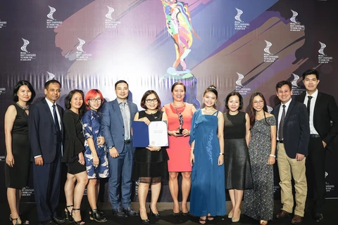 Ban Giám Đốc và đại diện công ty Unilever Việt Nam nhận giải thưởng Nơi Làm Việc Tốt Nhất Châu Á 2019