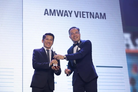 Đại diện Amway nhận Giải thưởng "Nơi làm việc tốt nhất Châu Á 2019"
