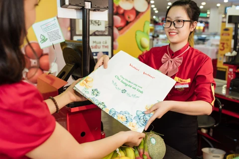 Hơn 10.000 chiếc túi sử dụng nhiều lần của VinMart đã được tặng cho những “khách hàng xanh” đầu tiên đồng hành cùng chương trình. (Ảnh: CTV) 