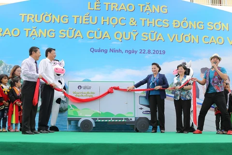 Chủ tịch Quốc hội Nguyễn Thị Kim Ngân cùng các đại biểu và Đại sứ chương trình- Nghệ sĩ Xuân Bắc thực hiện nghi thức mở xe sữa và trao tặng sữa của chương trình Quỹ sữa Vươn cao Việt Nam cho các em học sinh.