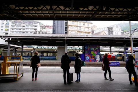 Tấm lợp fibro xi măng ở nhà ga Montreux Thuỵ Sỹ năm 2019.