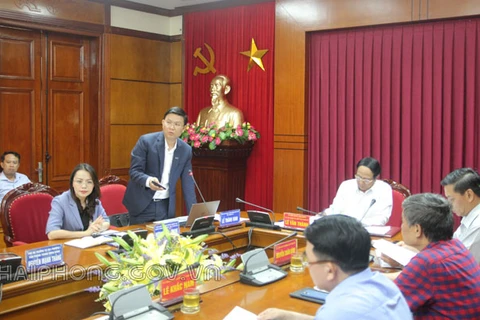 : Ông Lê Thành Vinh – Phó Chủ tịch Thường trực Tập đoàn FLC trình bày phương án kiến trúc dự án tại buổi làm việc.