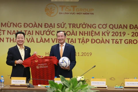 Ông Đỗ Quang Hiển tặng quà là áo đấu và bóng có chữ ký của các cầu thủ đội tuyển Việt Nam cho ông Nguyễn Văn Thảo. (Ảnh: CTV)