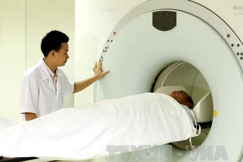 Bệnh nhân tham gia bảo hiểm y tế chụp PET/CT tại Bệnh viện Bạch Mai. (Ảnh: Dương Ngọc/TTXVN)