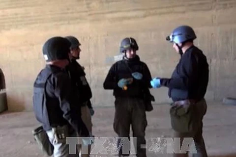 Các thanh sát viên thuộc OPCW làm việc tại một cơ sở không được tiết lộ ở Syria. (Ảnh: AFP/TTXVN)