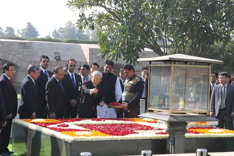 Tổng bí thư đặt vòng hoa viếng Mahatma Gandhi 