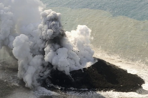 Xuất hiện đảo mới tại Nhật Bản do núi lửa phun trào
