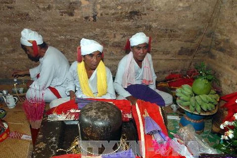 Thực hiện các nghi thức trước bệ thờ Linga-Yoni trong Lễ hội Katê của người Chăm ở Bình Thuận. (Ảnh: Mạnh Linh/TTXVN)