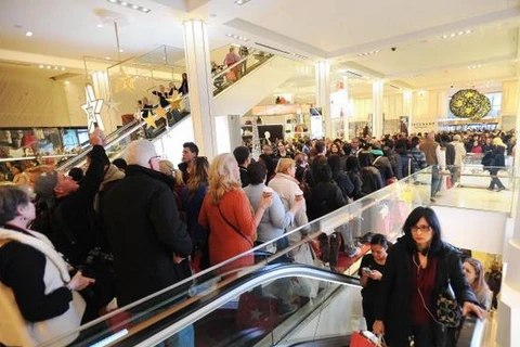 Người dân Mỹ mua sắm tại một trung tâm thương mại. (Nguồn: nydailynews.com)